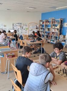 A la pause méridienne ou durant l'etude, les collégiens peuvent venir travailler, faire des recherches (exposés, orientation...), faire des jeux de société, lire. 